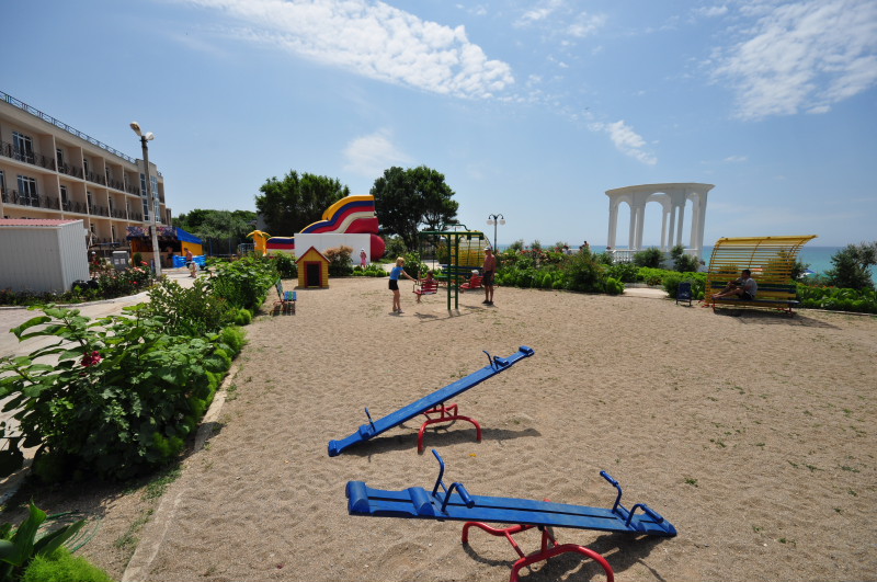 Детская площадка коттеджа Ева отдых с детьми Крым Николаевка