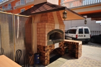 Мангал во дворе коттеджа в Крыму с питанием «Ева»