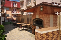 Открытая площадка в коттедже Крыма с питанием